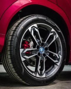 Felga BMW iX2 eDrive20 2025, detal koła i sportowe wykończenie elektrycznego SUV-a BMW