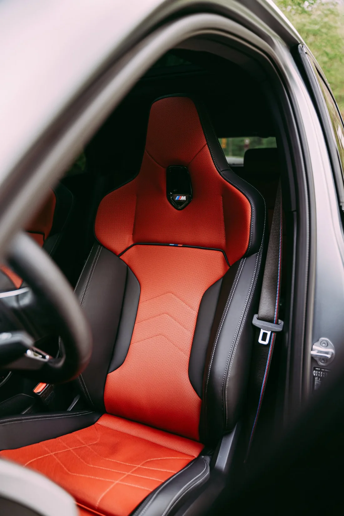 Fotel sportowy M w BMW iX2 eDrive20 2025, czerwone wnętrze elektrycznego BMW