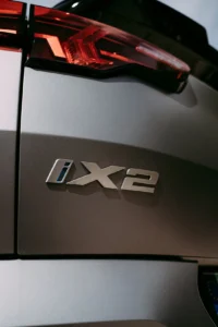 Oznaczenie iX2 i tylna lampa LED w BMW iX2 eDrive20 2025