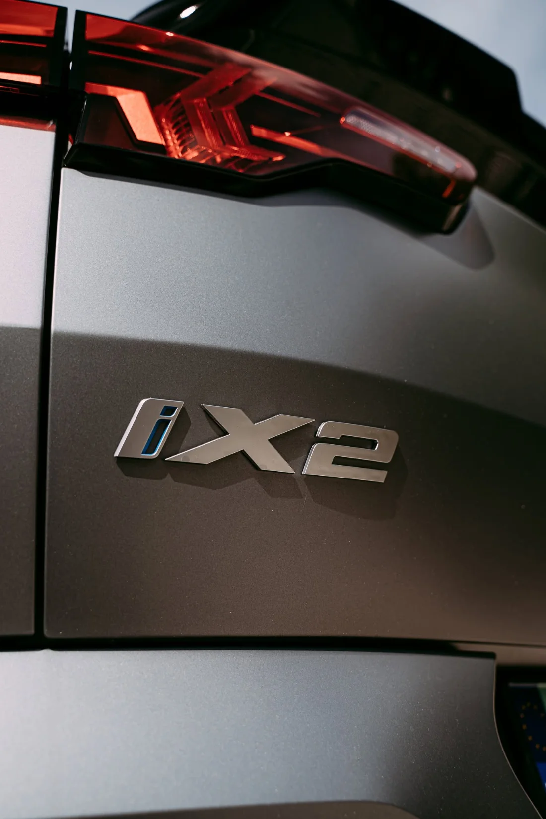 Oznaczenie iX2 i tylna lampa LED w BMW iX2 eDrive20 2025
