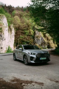 BMW iX2 eDrive20 2025 w plenerze, elektryczny SUV coupe BMW dostępny w BMW M-Cars