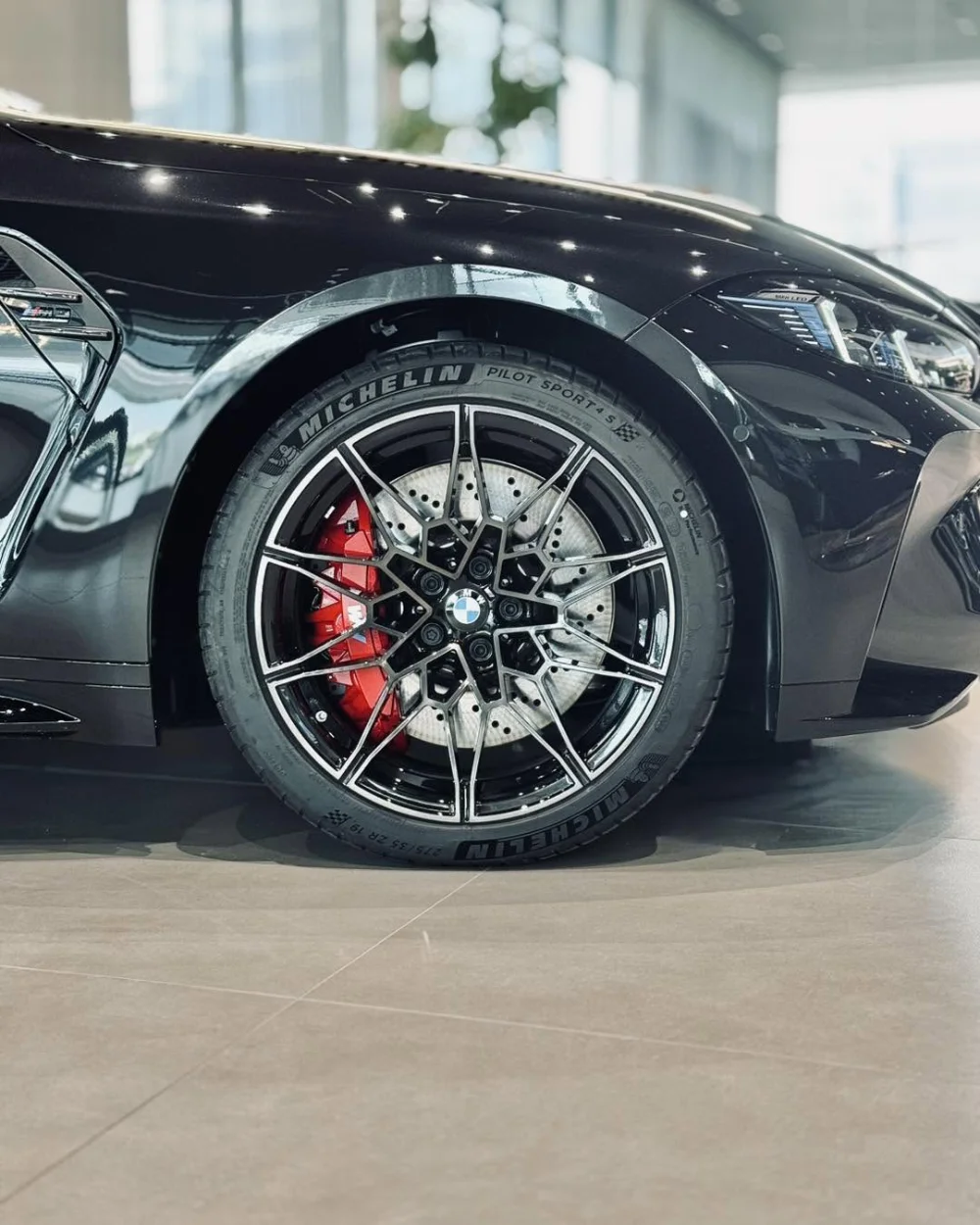 Felga BMW M3 Competition Touring 2026, perforowana tarcza hamulcowa i czerwony zacisk M