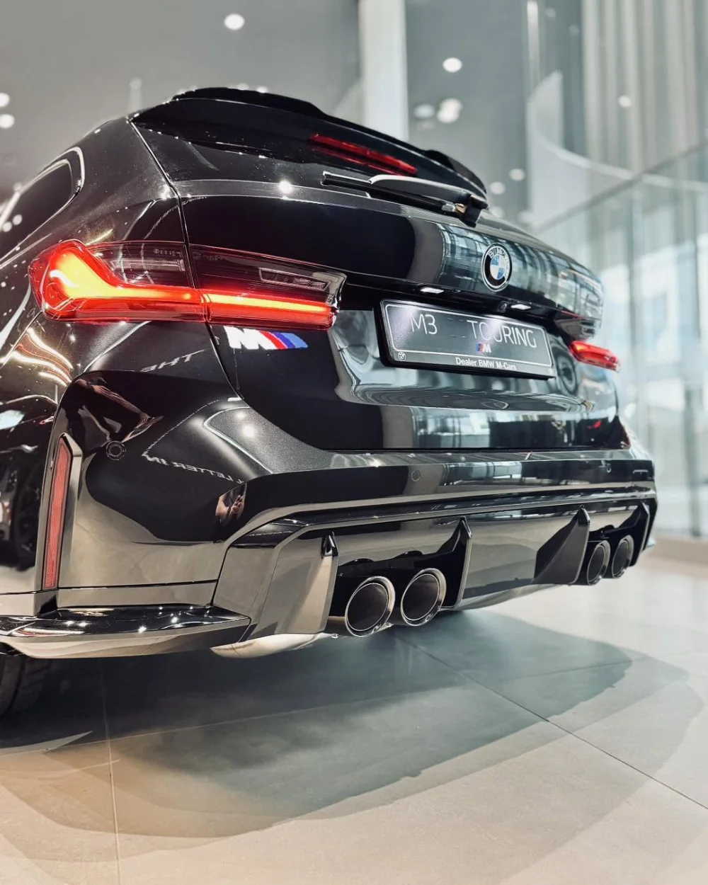 BMW M3 Competition Touring 2026, tylne lampy, dyfuzor i cztery końcówki układu wydechowego