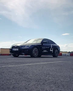 BMW Serii 4 Gran Coupe z boku i przodu, sportowy model BMW M-Cars na placu testowym