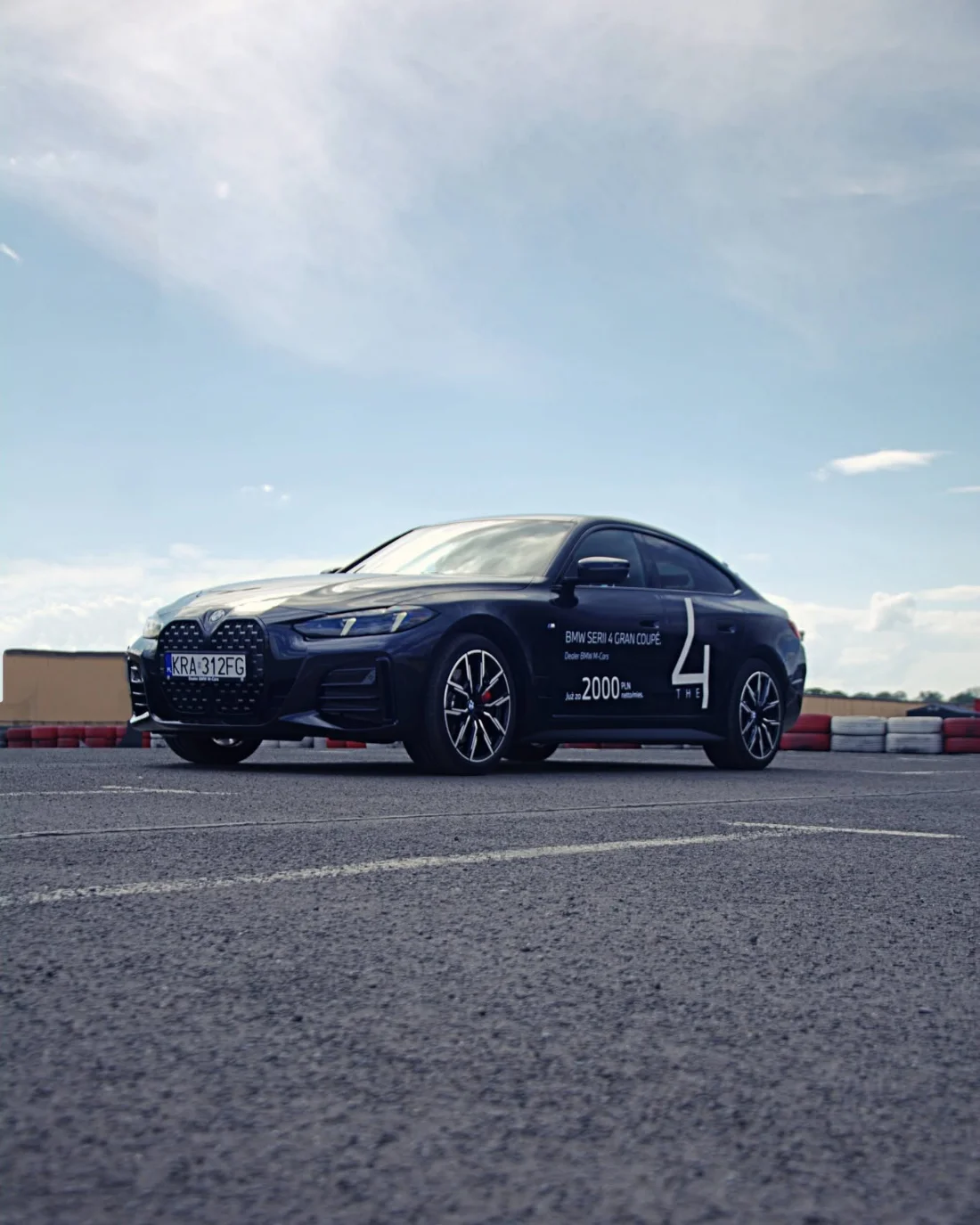 BMW Serii 4 Gran Coupe z boku i przodu, sportowy model BMW M-Cars na placu testowym