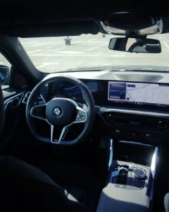 Kokpit BMW Serii 4 Gran Coupe, cyfrowe wnętrze i sportowa kierownica BMW