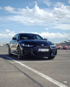 BMW Serii 4 Gran Coupe z przodu i boku, sportowe Gran Coupe BMW na parkingu