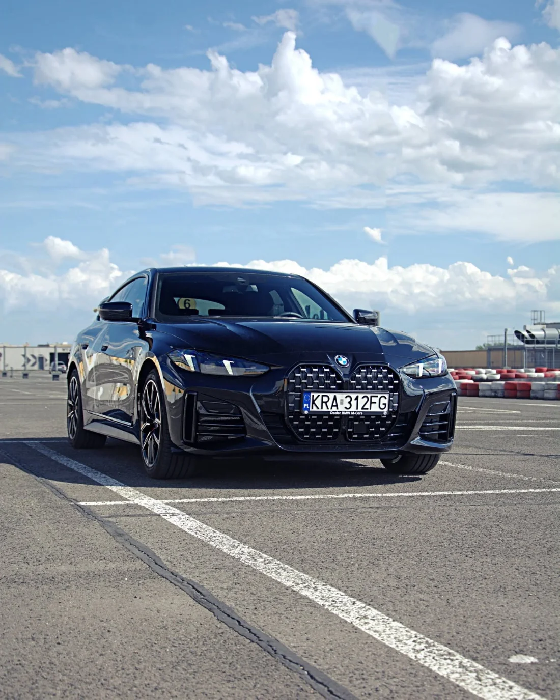 BMW Serii 4 Gran Coupe z przodu i boku, sportowe Gran Coupe BMW na parkingu