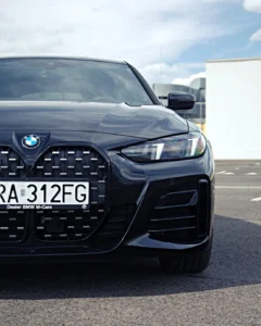 Detal przodu BMW Serii 4 Gran Coupe, reflektor LED i grill BMW