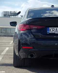 Tył BMW Serii 4 Gran Coupe, tylna lampa LED i czarne nadwozie sportowego BMW
