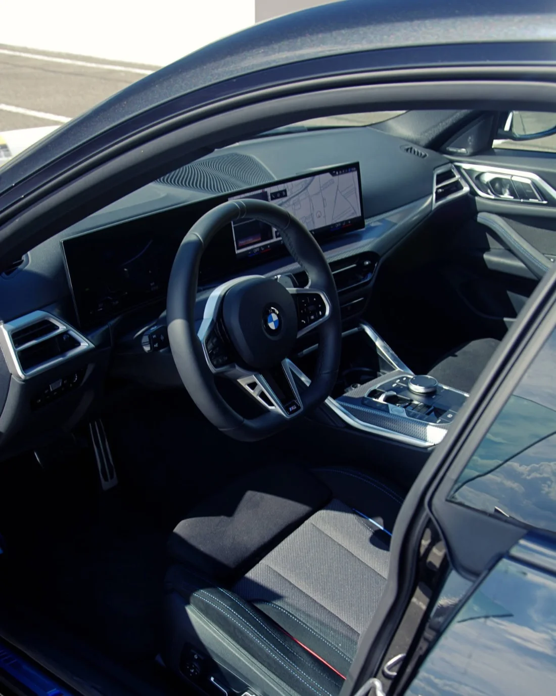 Wnętrze BMW Serii 4 Gran Coupe, fotel kierowcy, kokpit i cyfrowe ekrany