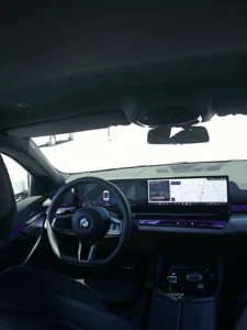 Kokpit BMW Serii 5 520d Limuzyna, cyfrowe wnętrze i ekran BMW Curved Display