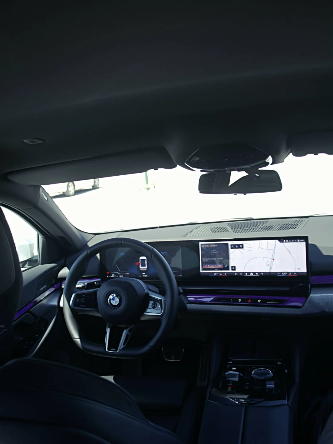 Kokpit BMW Serii 5 520d Limuzyna, cyfrowe wnętrze i ekran BMW Curved Display