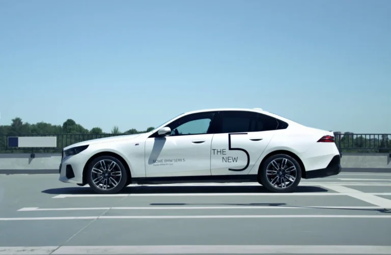 Białe BMW Serii 5 520d Limuzyna z profilu, samochód premium BMW M-Cars Kraków