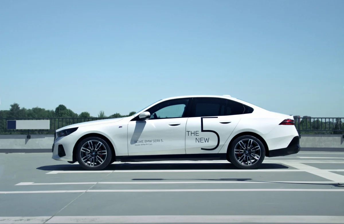Białe BMW Serii 5 520d Limuzyna z profilu, samochód premium BMW M-Cars Kraków