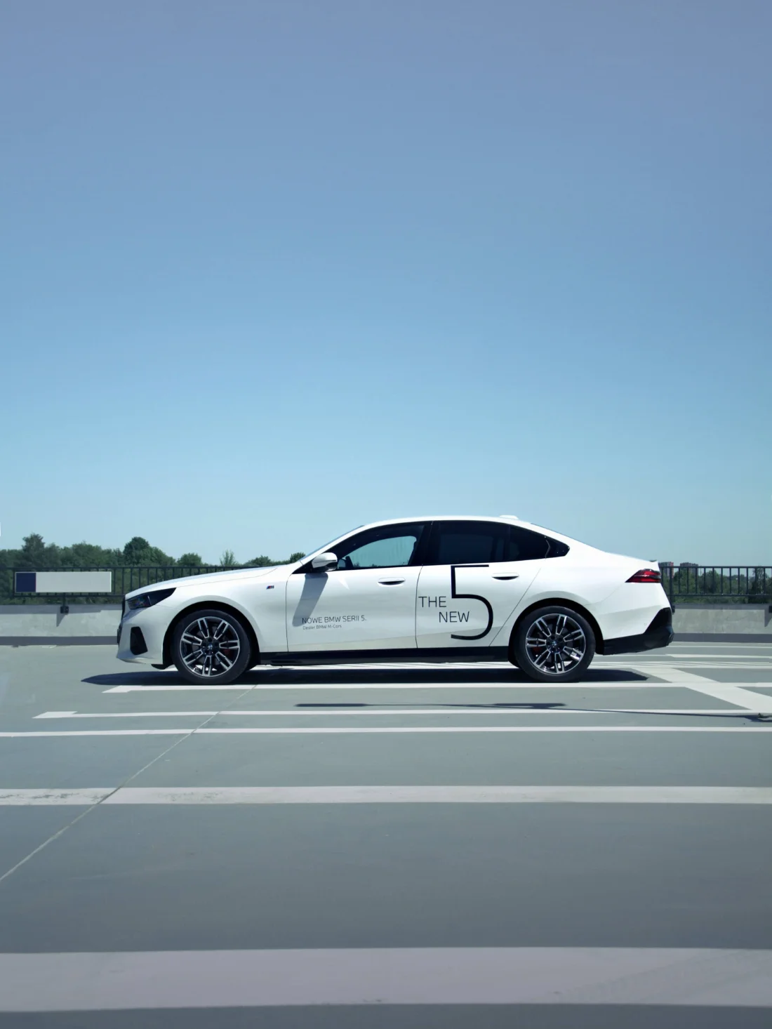 Białe BMW Serii 5 520d Limuzyna z profilu, samochód premium BMW M-Cars Kraków