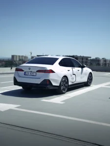 BMW Serii 5 520d Limuzyna od tyłu, elegancki sedan BMW na parkingu