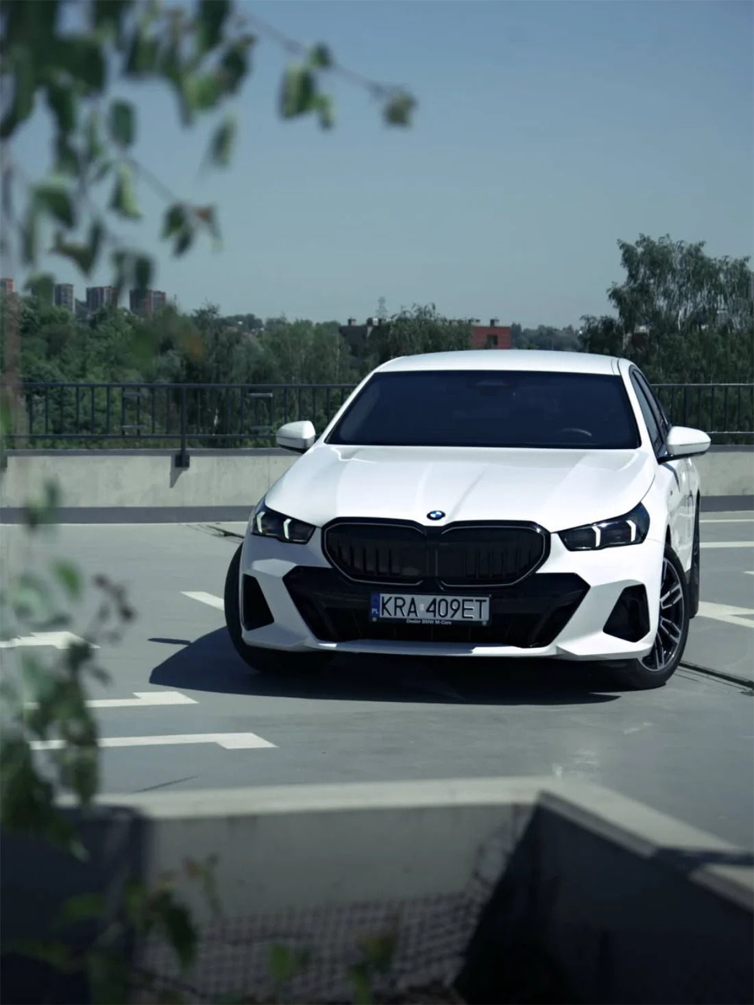 BMW Serii 5 520d Limuzyna, przedni profil białego sedana premium