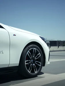 Przednie koło BMW Serii 5 520d Limuzyna, detal felgi i oznaczenie pakietu M