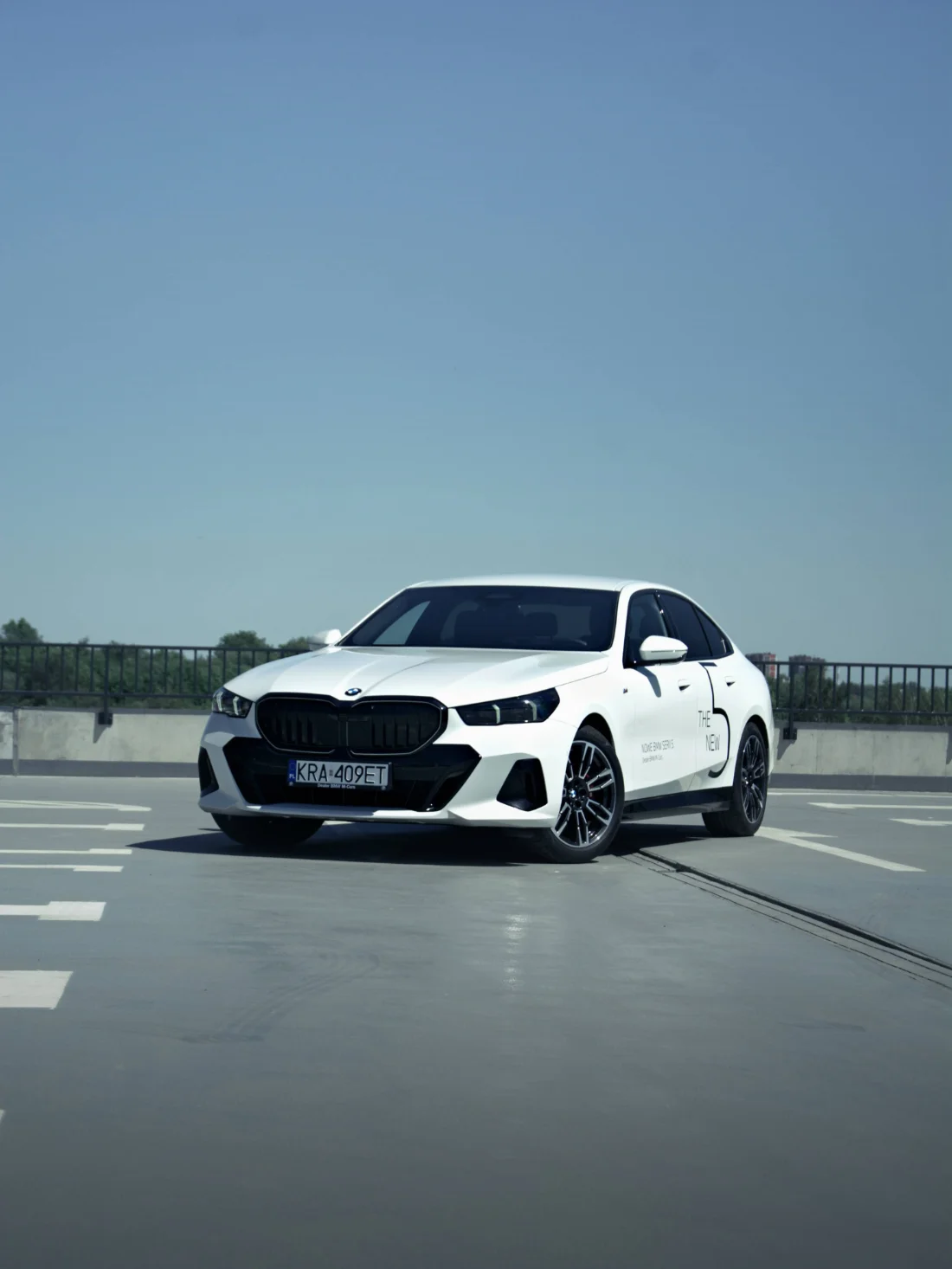 Białe BMW Serii 5 520d Limuzyna od przodu, nowy sedan BMW M-Cars