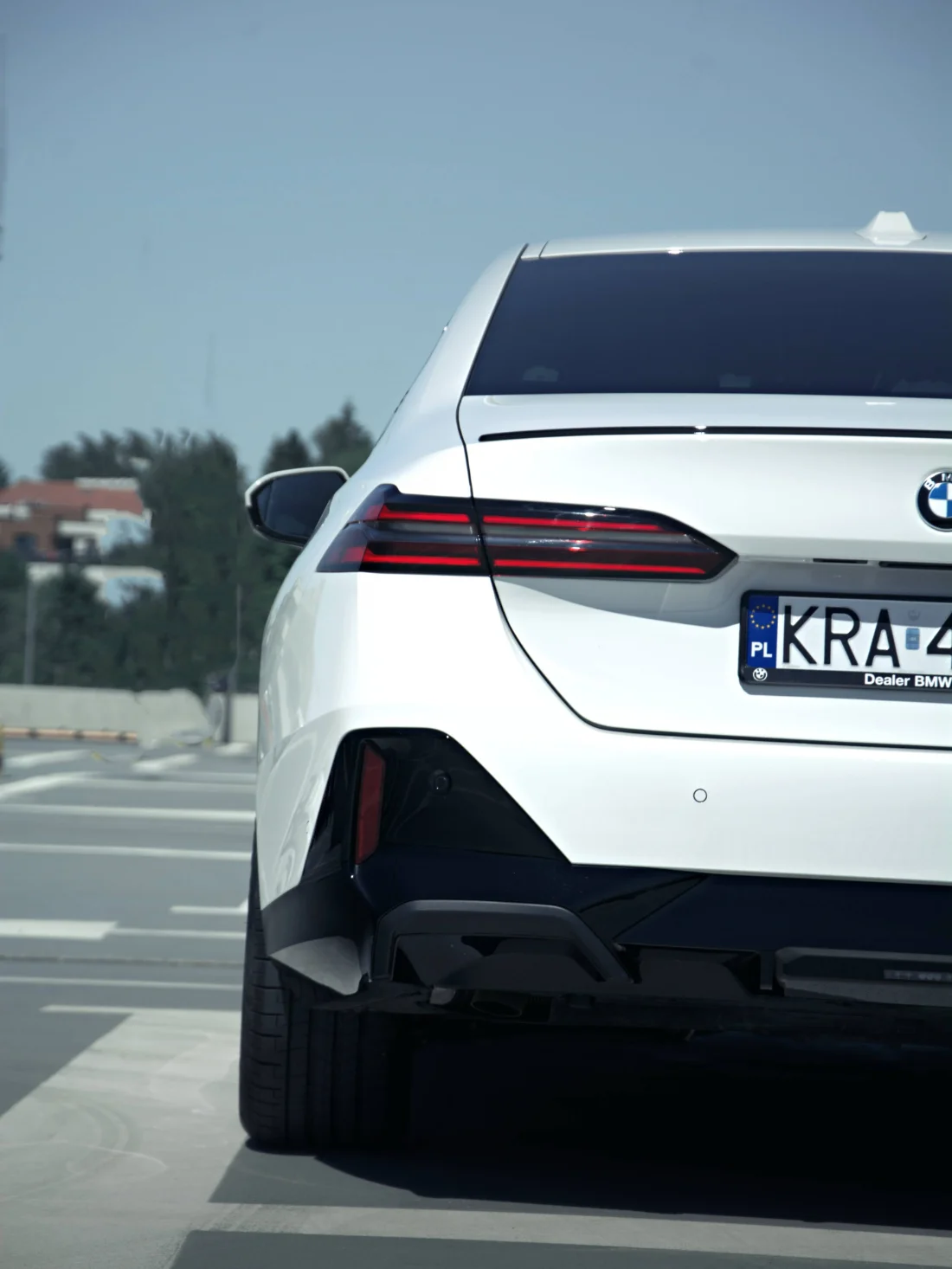 Tył BMW Serii 5 520d Limuzyna, światła LED i elegancka stylistyka BMW