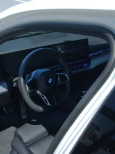 Wnętrze BMW Serii 5 520d Limuzyna widziane z tylnej kanapy, kokpit i ekran BMW