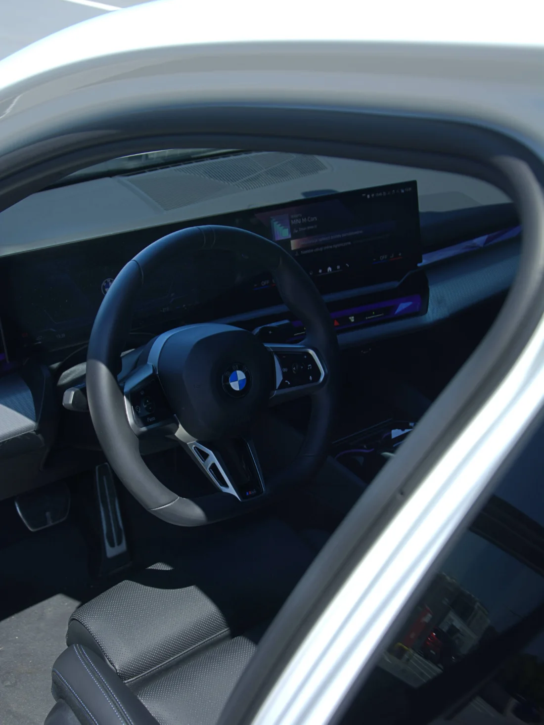 Wnętrze BMW Serii 5 520d Limuzyna widziane z tylnej kanapy, kokpit i ekran BMW