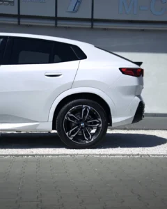 BMW X2 20i z pakietem M, boczny tył nadwozia i felga przed salonem M-Cars