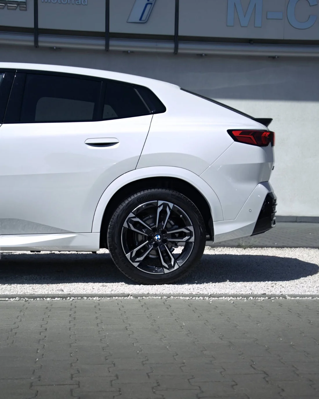 BMW X2 20i z pakietem M, boczny tył nadwozia i felga przed salonem M-Cars