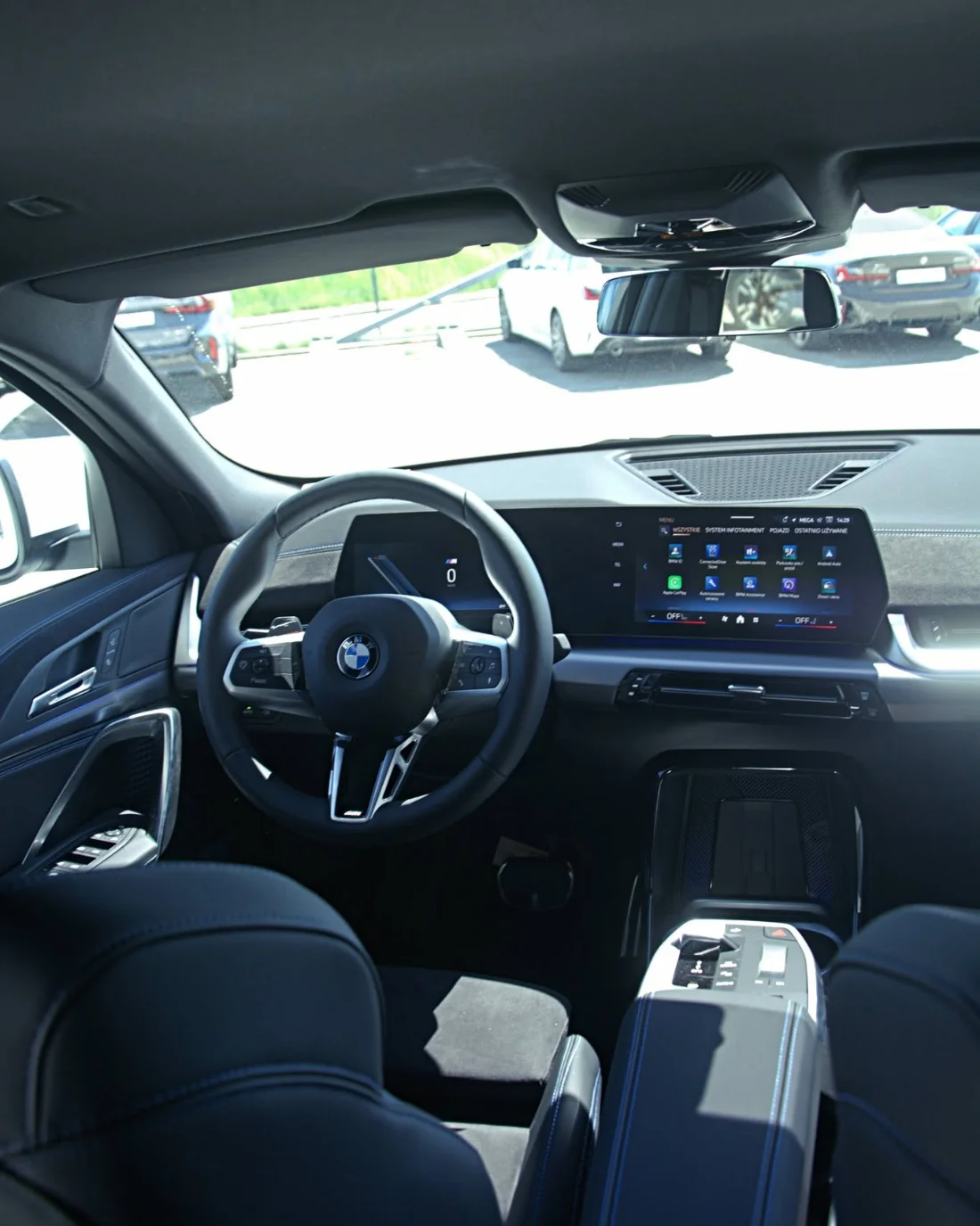 Kokpit BMW X2 20i z pakietem M widziany z tylnej kanapy, nowoczesne wnętrze BMW