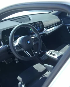 Wnętrze BMW X2 20i z pakietem M, kokpit i ekran BMW Curved Display