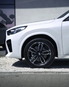 Przednie koło i felga BMW X2 20i z pakietem M, sportowy detal SUV coupe