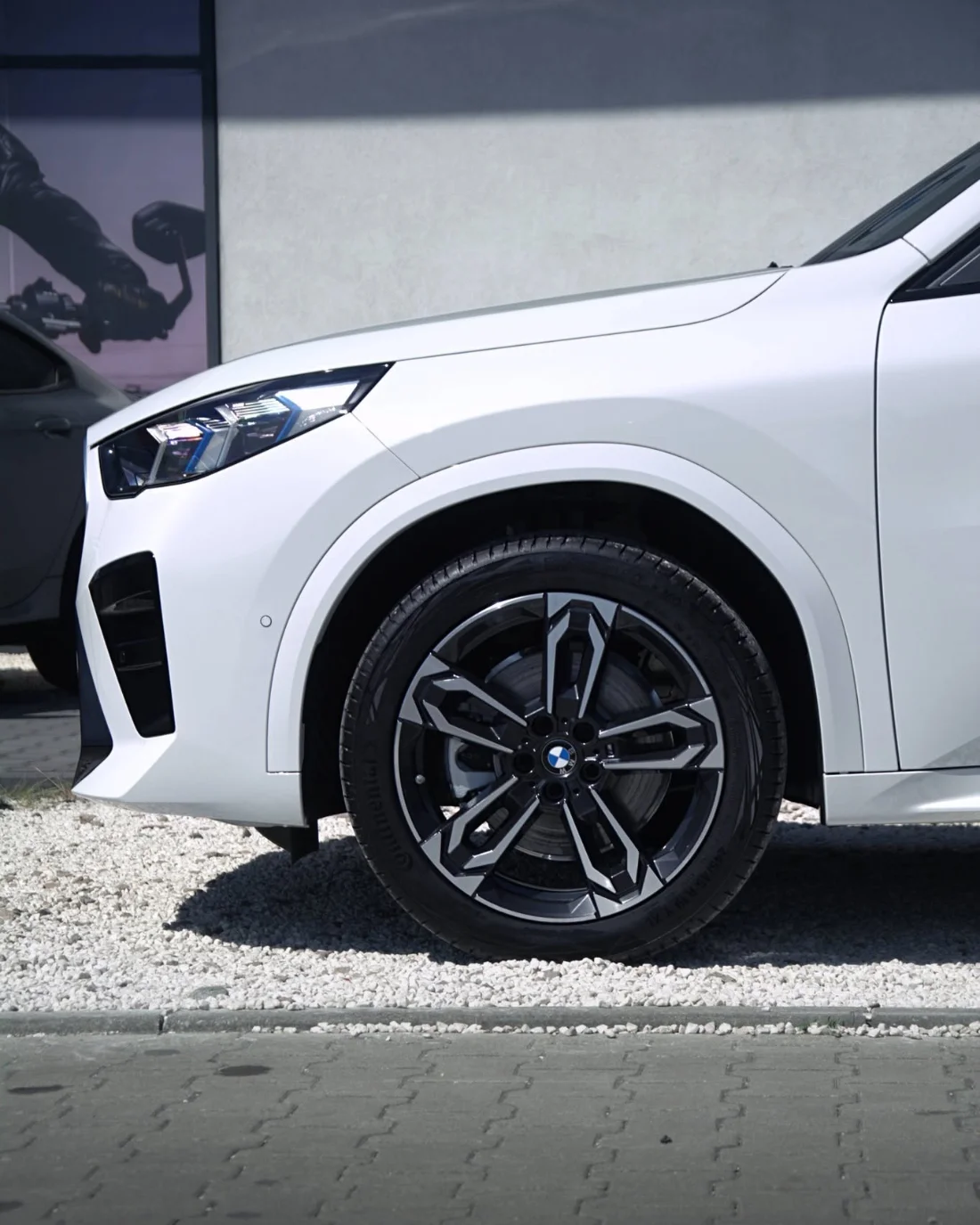 Przednie koło i felga BMW X2 20i z pakietem M, sportowy detal SUV coupe