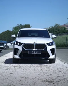 BMW X2 20i z pakietem M od przodu, biały SUV coupe BMW gotowy do odbioru