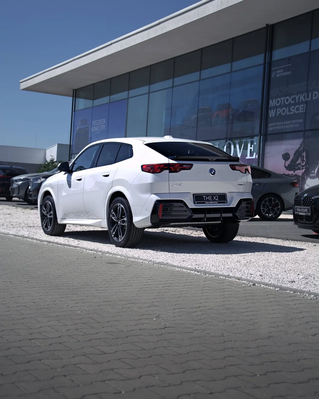 BMW X2 20i z pakietem M od tyłu przed salonem BMW M-Cars Kraków
