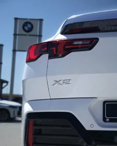 Tylne światło i oznaczenie X2 w BMW X2 20i z pakietem M