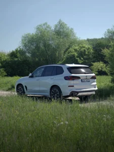 BMW X5 xDrive30d 2025 z boku i tyłu w plenerze, SUV premium BMW M-Cars