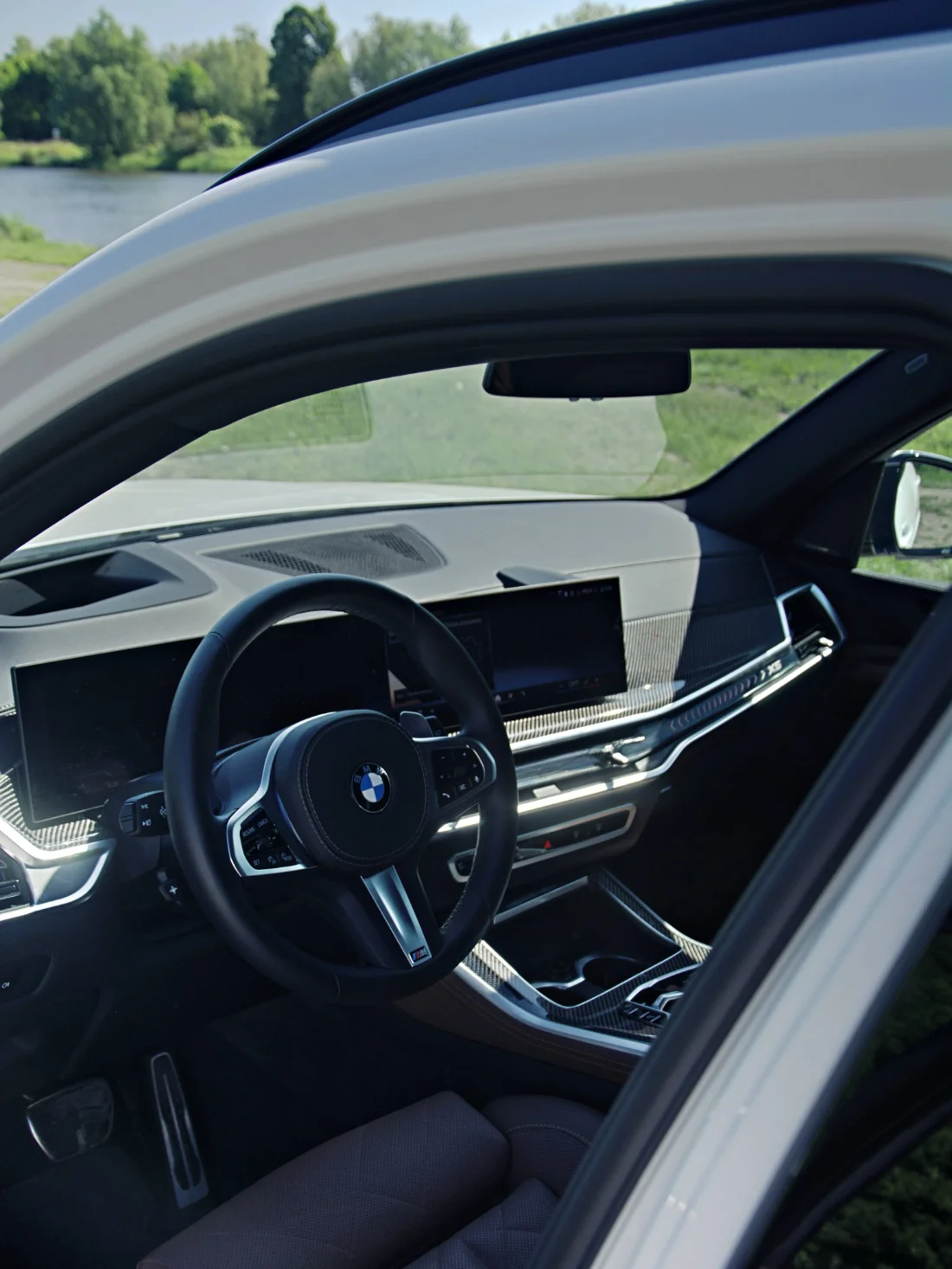 Kokpit BMW X5 xDrive30d 2025, skórzane wnętrze i cyfrowe systemy BMW