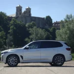 BMW X5 xDrive30d 2025 z profilu w Krakowie, luksusowy SUV premium BMW