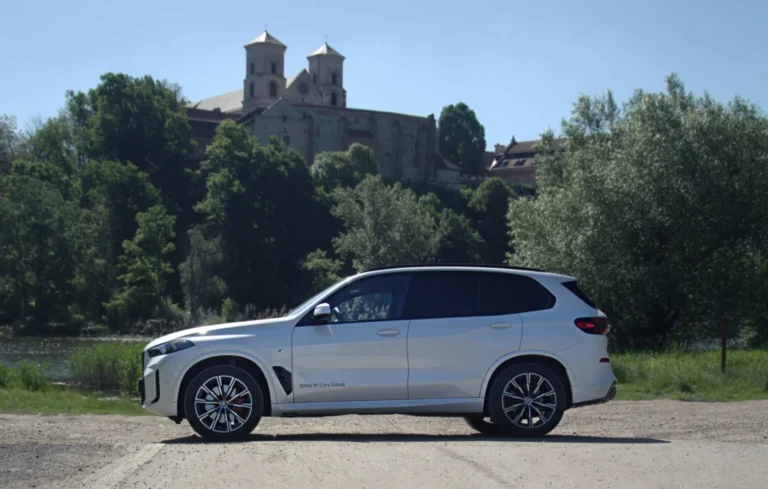 BMW X5 xDrive30d 2025 z profilu w Krakowie, luksusowy SUV premium BMW