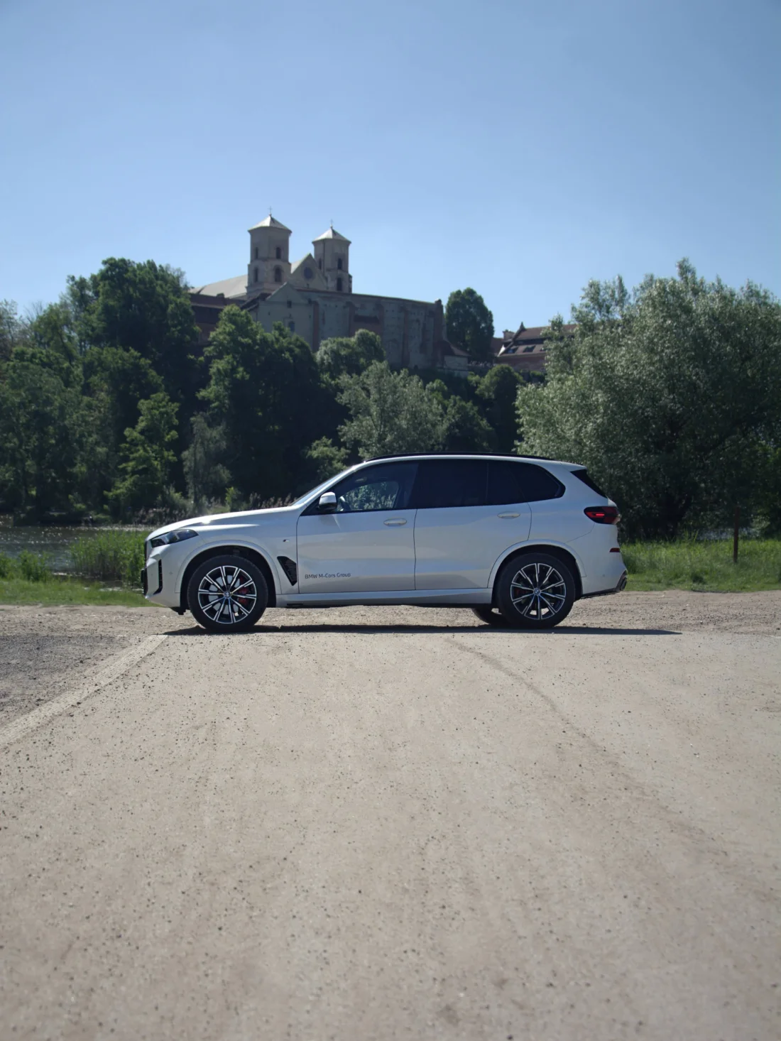 BMW X5 xDrive30d 2025 z profilu w Krakowie, luksusowy SUV premium BMW