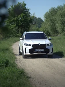 BMW X5 xDrive30d 2025 od przodu, czarny grill i dynamiczna sylwetka SUV-a BMW