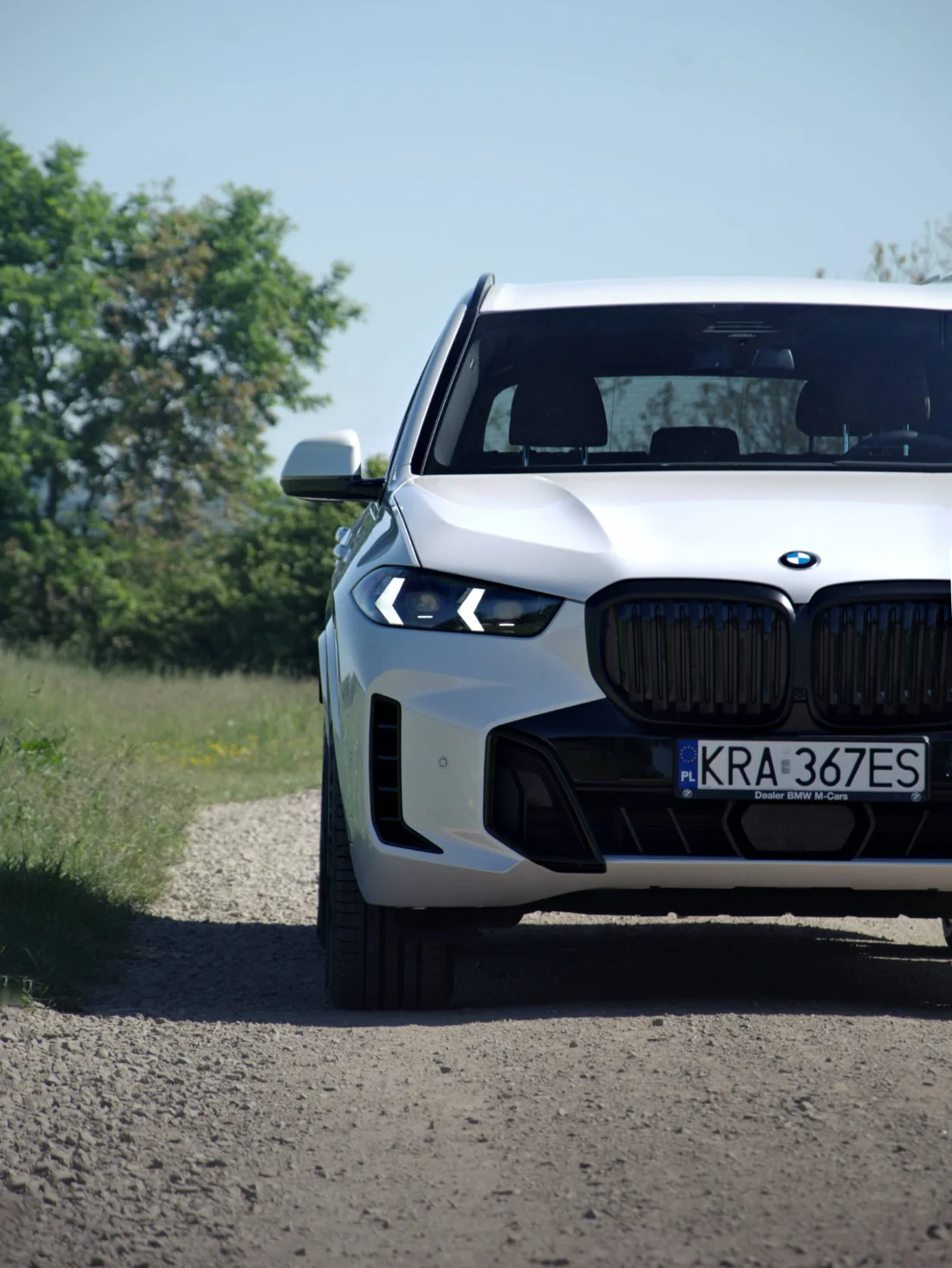 BMW X5 xDrive30d 2025 z przodu, reflektory LED i czarny grill SUV-a premium