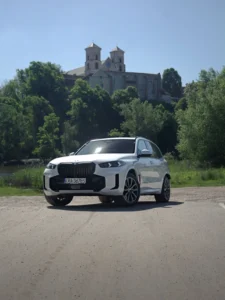 BMW X5 xDrive30d 2025 od przodu na tle Krakowa, SUV dostępny w BMW M-Cars