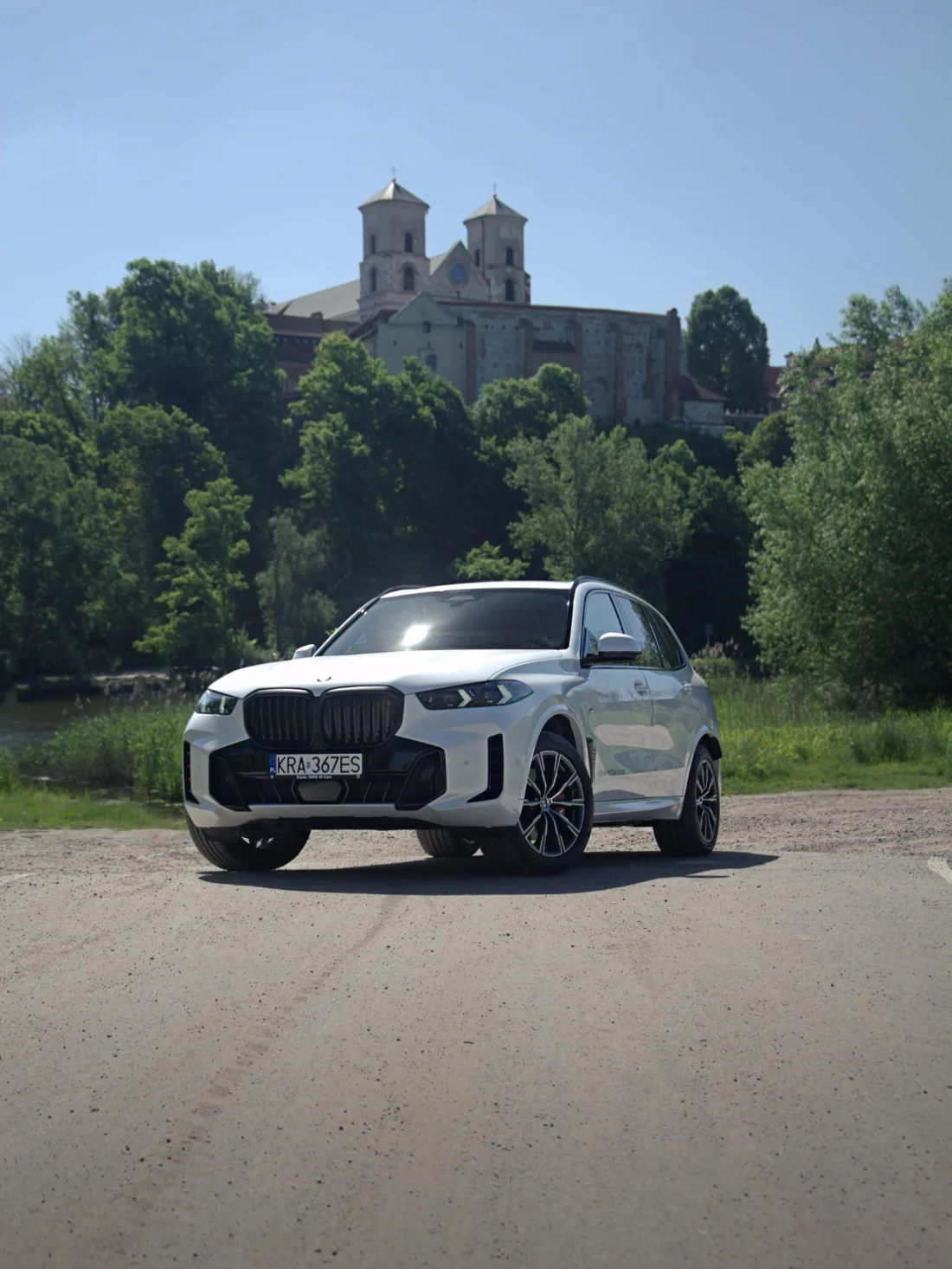 BMW X5 xDrive30d 2025 od przodu na tle Krakowa, SUV dostępny w BMW M-Cars