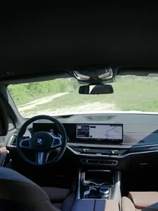 Wnętrze BMW X5 xDrive30d 2025, kokpit z ekranem BMW Curved Display w BMW M-Cars Kraków