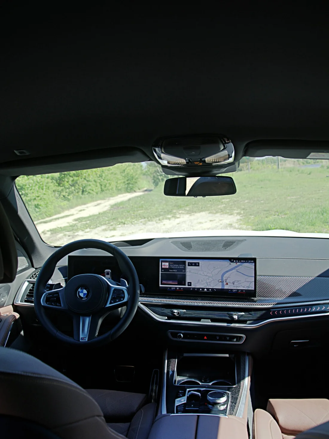 Wnętrze BMW X5 xDrive30d 2025, kokpit z ekranem BMW Curved Display w BMW M-Cars Kraków