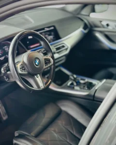 Kokpit BMW X5 xDrive40d Premium Selection, sportowa kierownica i wnętrze SUV-a BMW