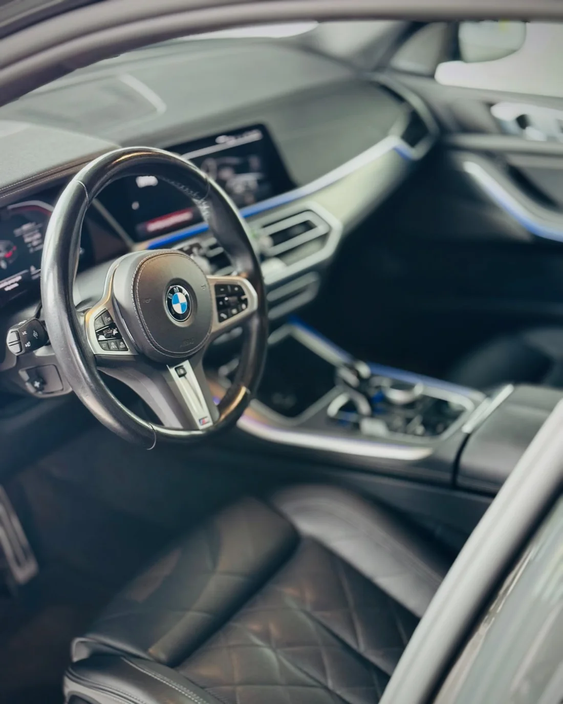 Kokpit BMW X5 xDrive40d Premium Selection, sportowa kierownica i wnętrze SUV-a BMW