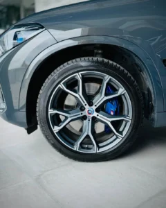 Koło BMW X5 xDrive40d, niebieski zacisk M i felga SUV-a Premium Selection